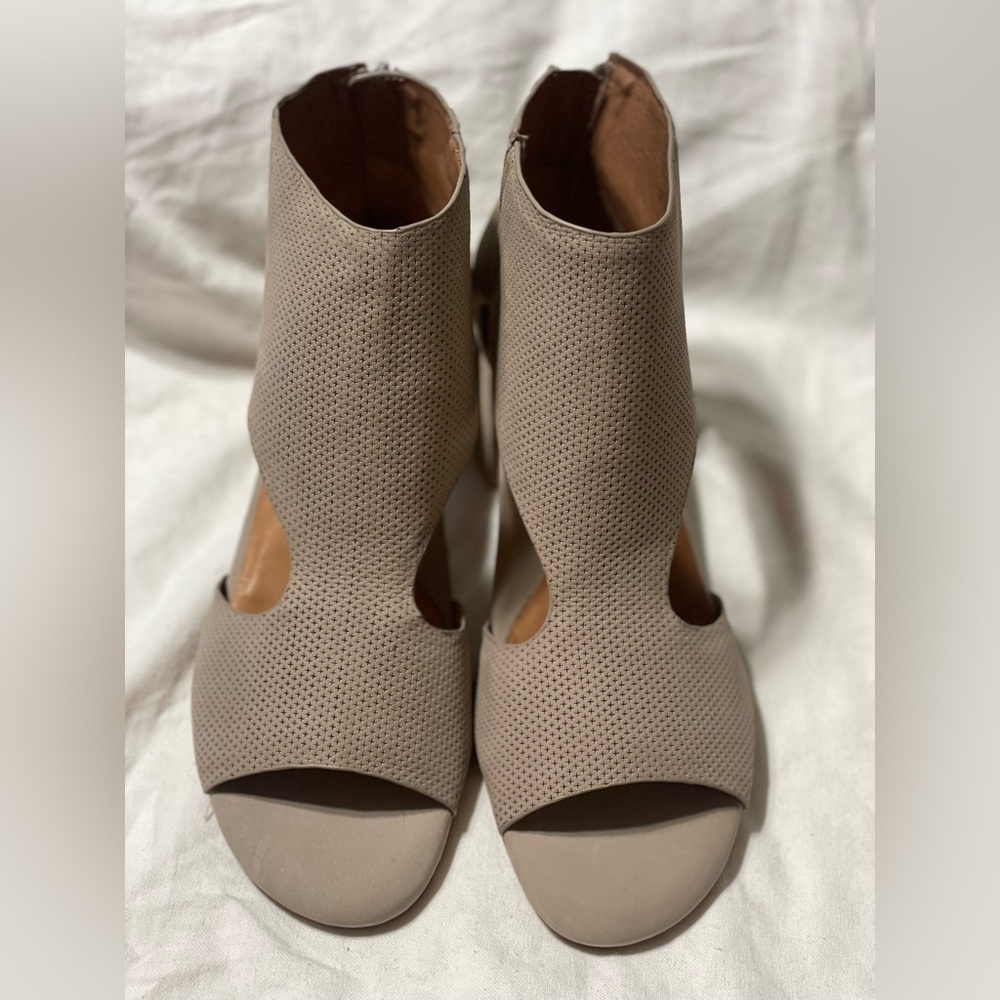 NWOB Gentle Souls Charlene Sandals Tan Leather Block Heels Shoes Size 9M